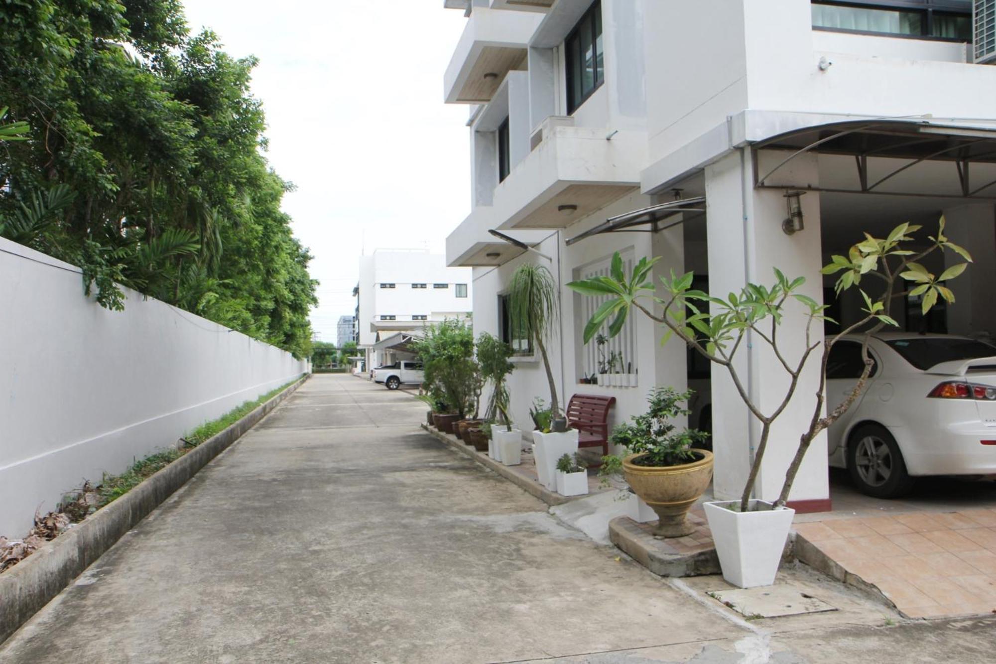 ลาดกระบัง ใกล้สนามบิน แบบอบอุ่นส่วนตัว Pensión Bangkok