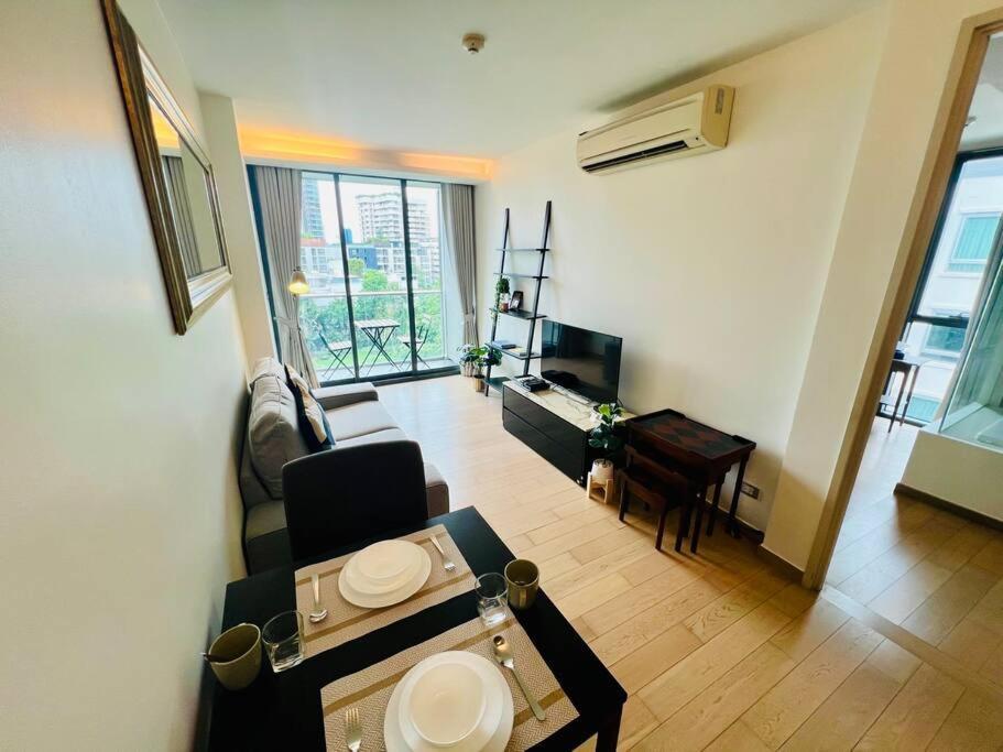 Cozy Garden-view 1bed 1bath 700m Bts Thonglor, 500m Samitivej Hospital, Fast 500mbps Wifi Apartment *