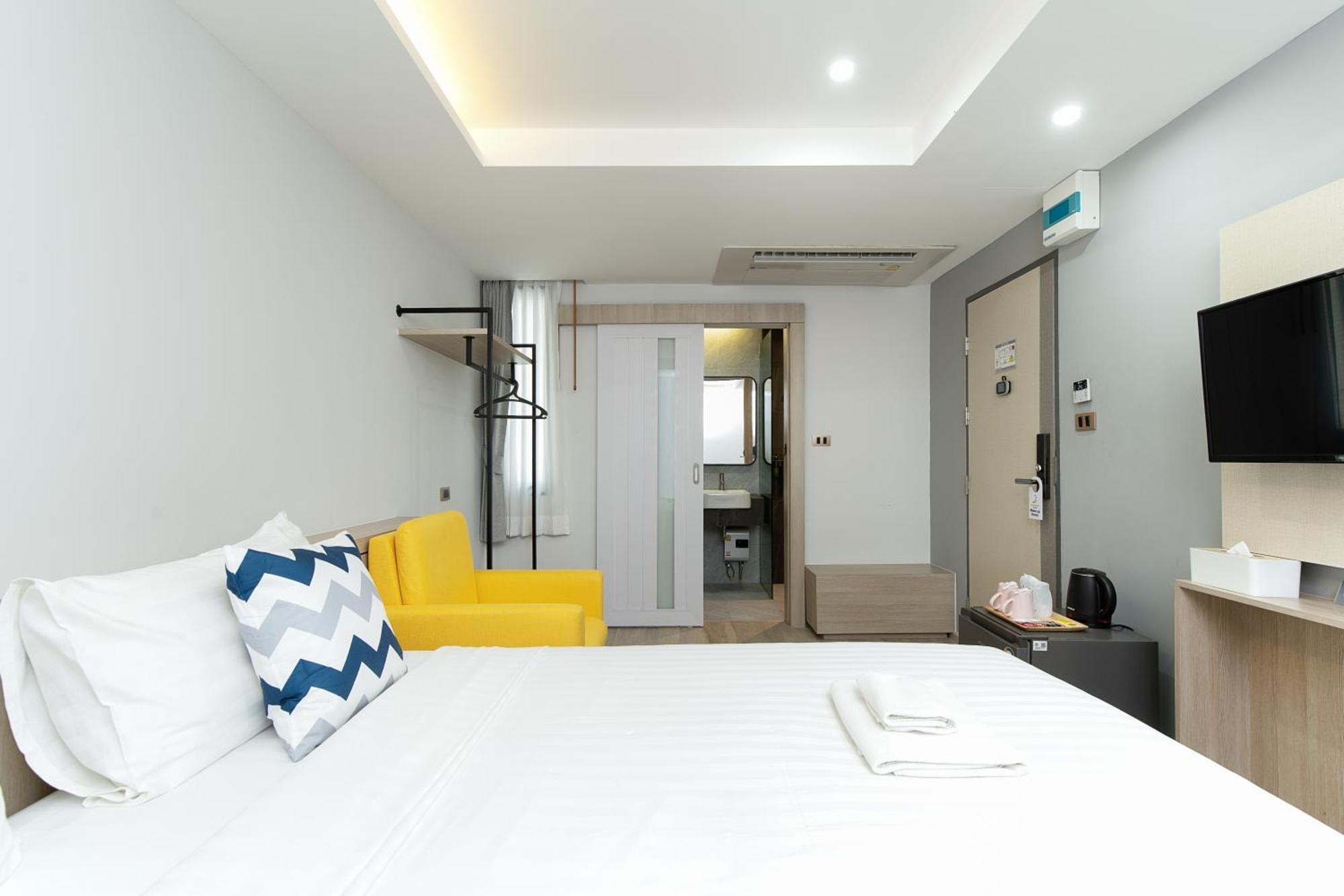 Hotel The Riski At Bangphlat Station Sha 3*