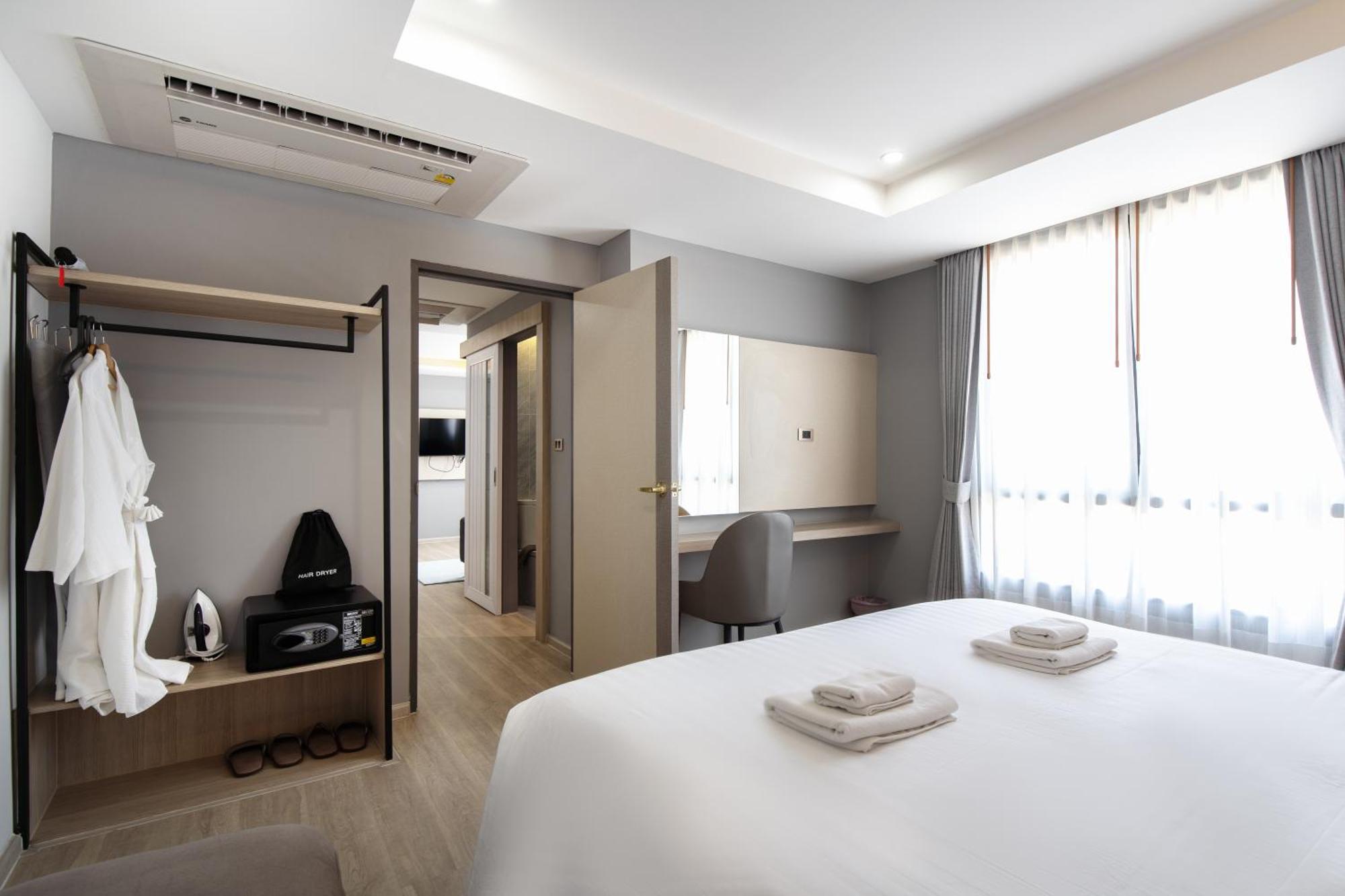 Hotel The Riski At Bangphlat Station Sha 3*
