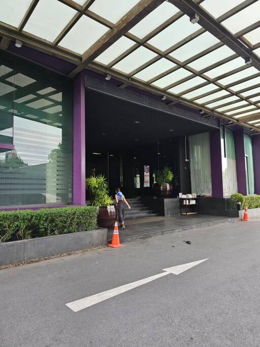 1br At Thonglor Bts Overlooking With Workspace Apartment