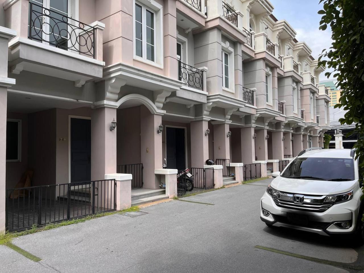 3br Sukhumvit Townhouse, Close To Emsphere And Bts Mrt Bangkok