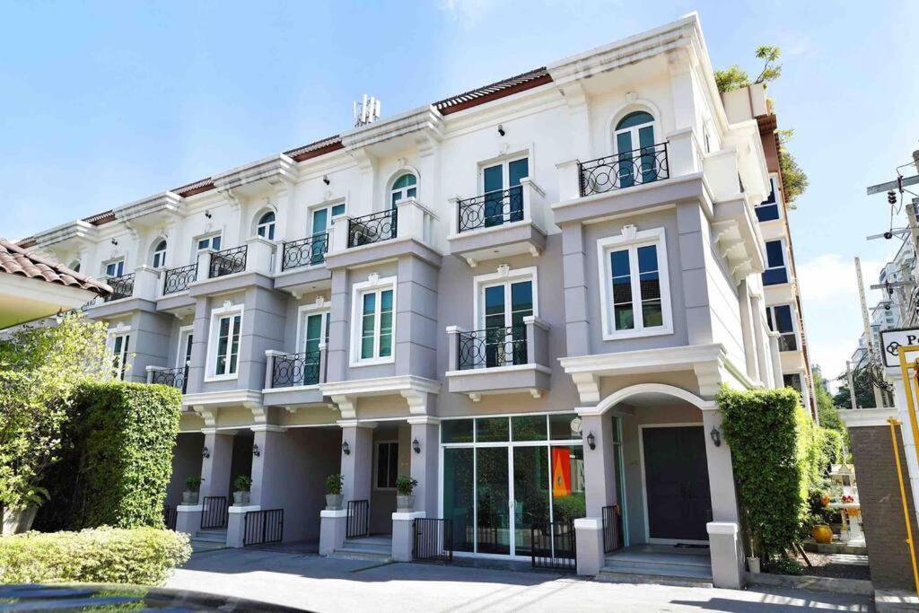 Holiday home 3br Sukhumvit Townhouse, Close To Emsphere And Bts Mrt Bangkok