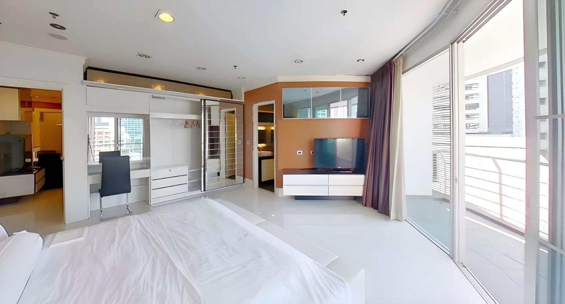 Large Asoke Central 2500sqft Sleeps Up To 10 Apartment