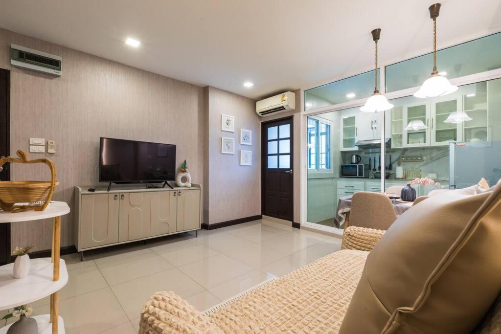 Bkk Sukumvit71 1 Bed 2 Bath 1 Living 1 Kitchen * Bangkok