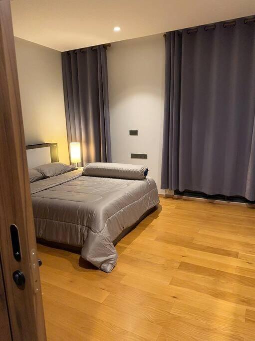 五卧室游泳池别墅 5 Bedrooms Pool Bangkok