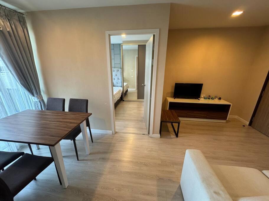 Sukhumvit 40 Two Bath Two Bedroom Two Balcony Apartment Bangkok
