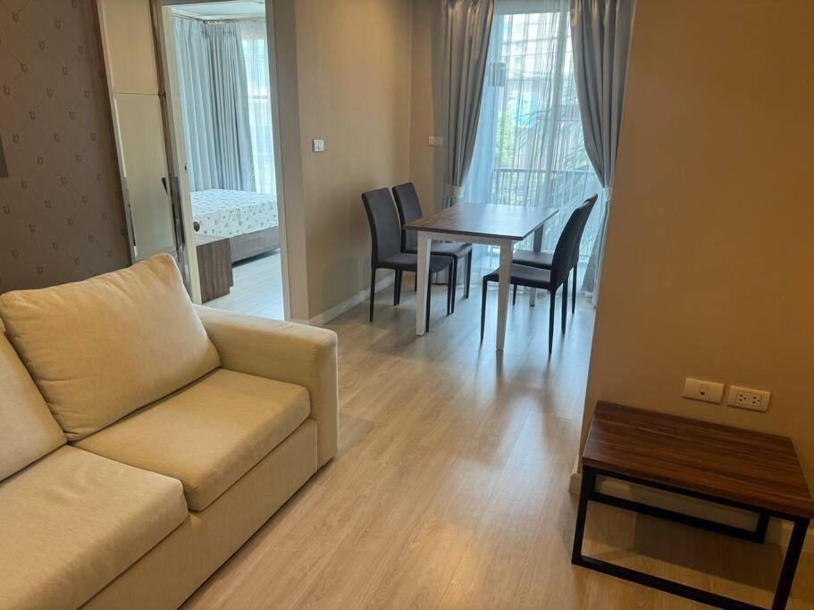 Sukhumvit 40 Two Bath Two Bedroom Two Balcony Apartment Bangkok