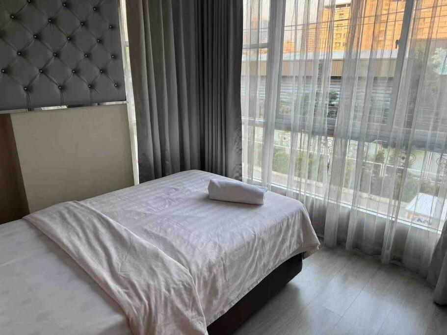 Sukhumvit 40 Two Bath Two Bedroom Two Balcony * Bangkok
