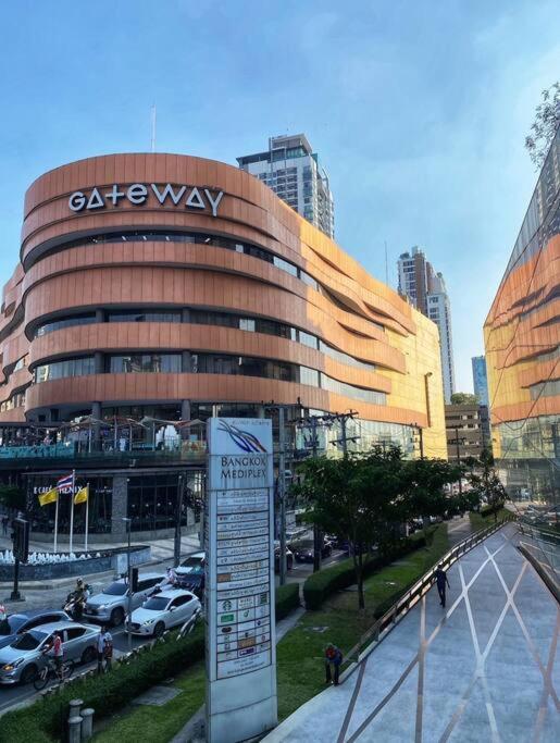 Sukhumvit 40 Two Bath Two Bedroom Two Balcony Apartment Bangkok
