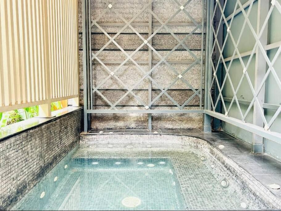 Sukhumvit 40 Two Bath Two Bedroom Two Balcony * Bangkok