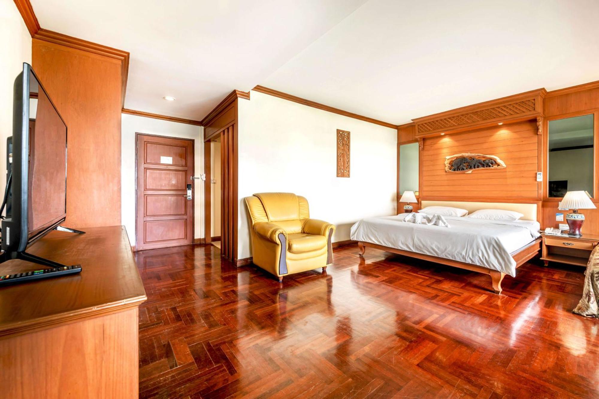 By Royal Ivory Nana Hotel