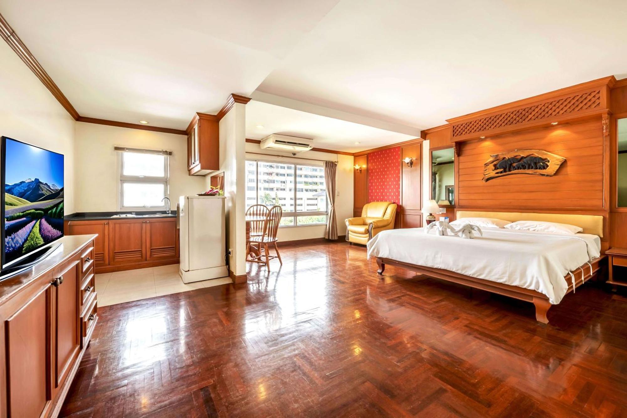 By Royal Ivory Nana Hotel 3*