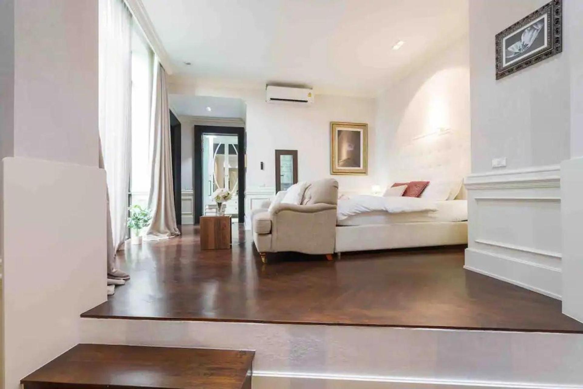 Luxury Pool With Jacuzzi & Lift By Thonglor