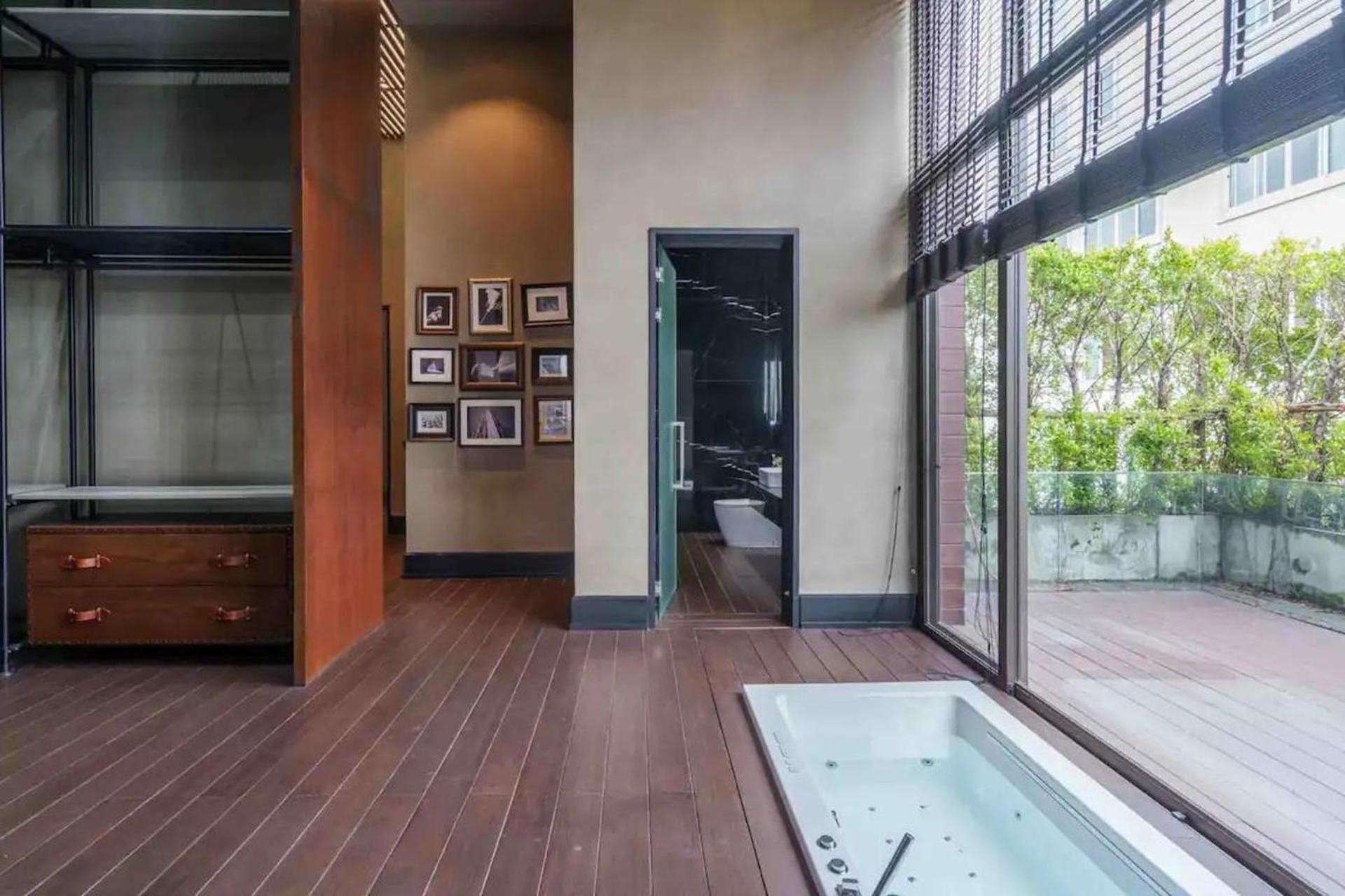 Luxury Pool With Jacuzzi & Lift By Thonglor Bangkok