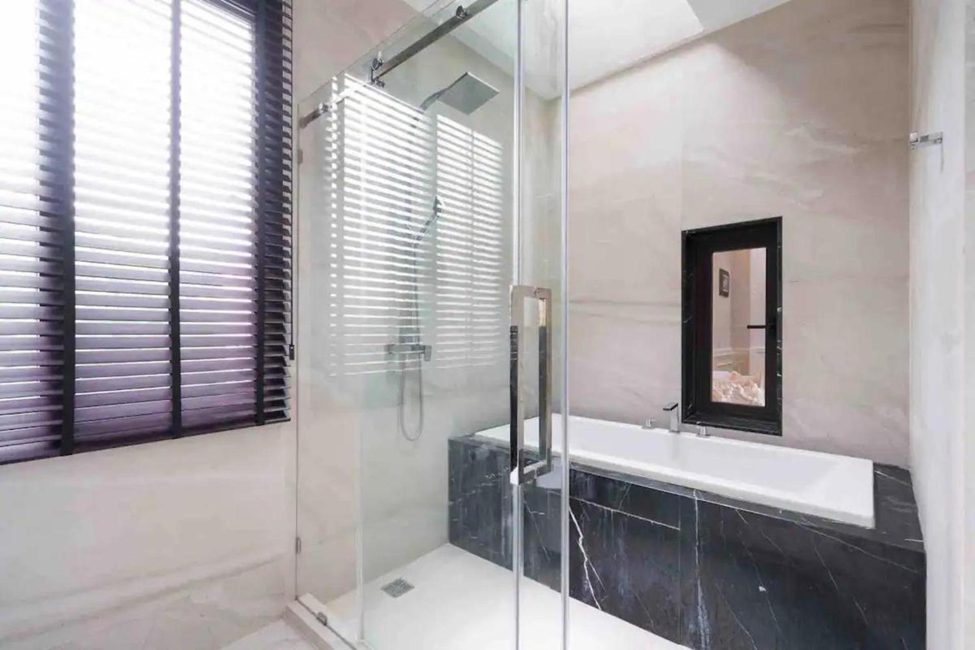 Luxury Pool With Jacuzzi & Lift By Thonglor Bangkok