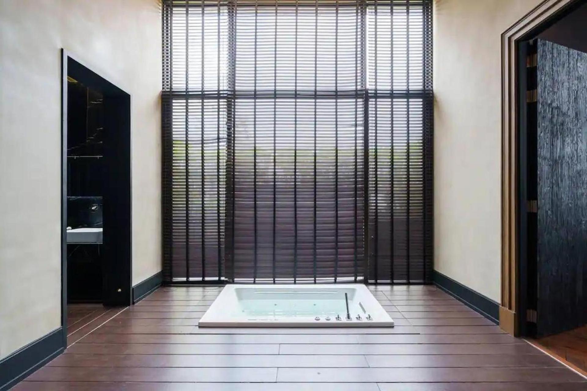 Luxury Pool With Jacuzzi & Lift By Thonglor * Bangkok