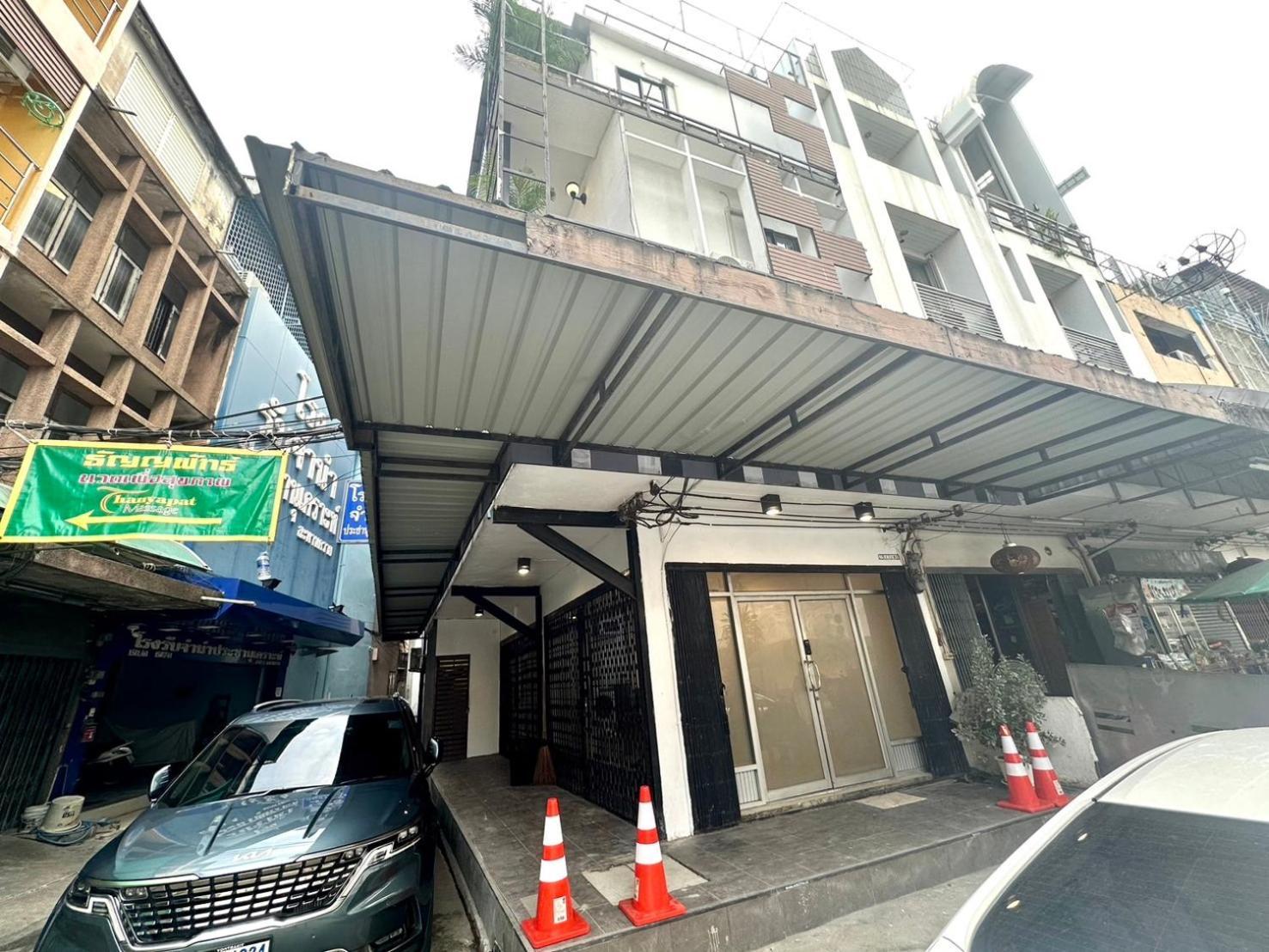 The White Den Chatuchak Albergue *