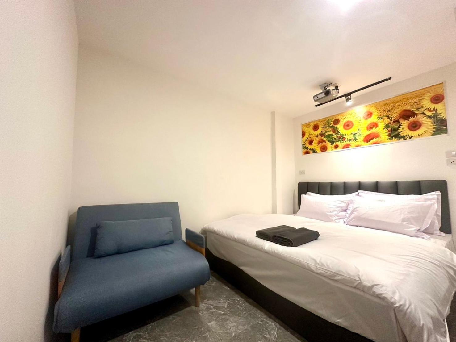 The White Den Chatuchak Albergue