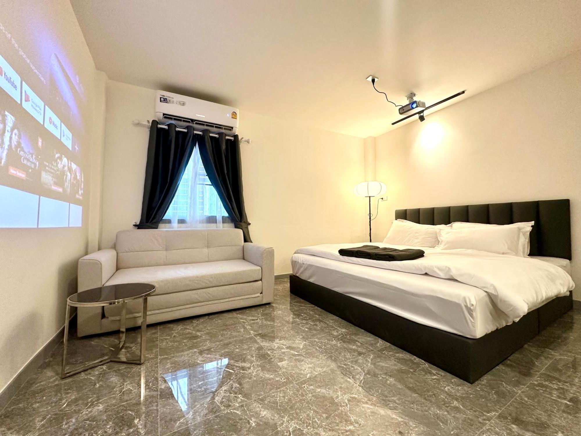 The White Den Chatuchak Albergue