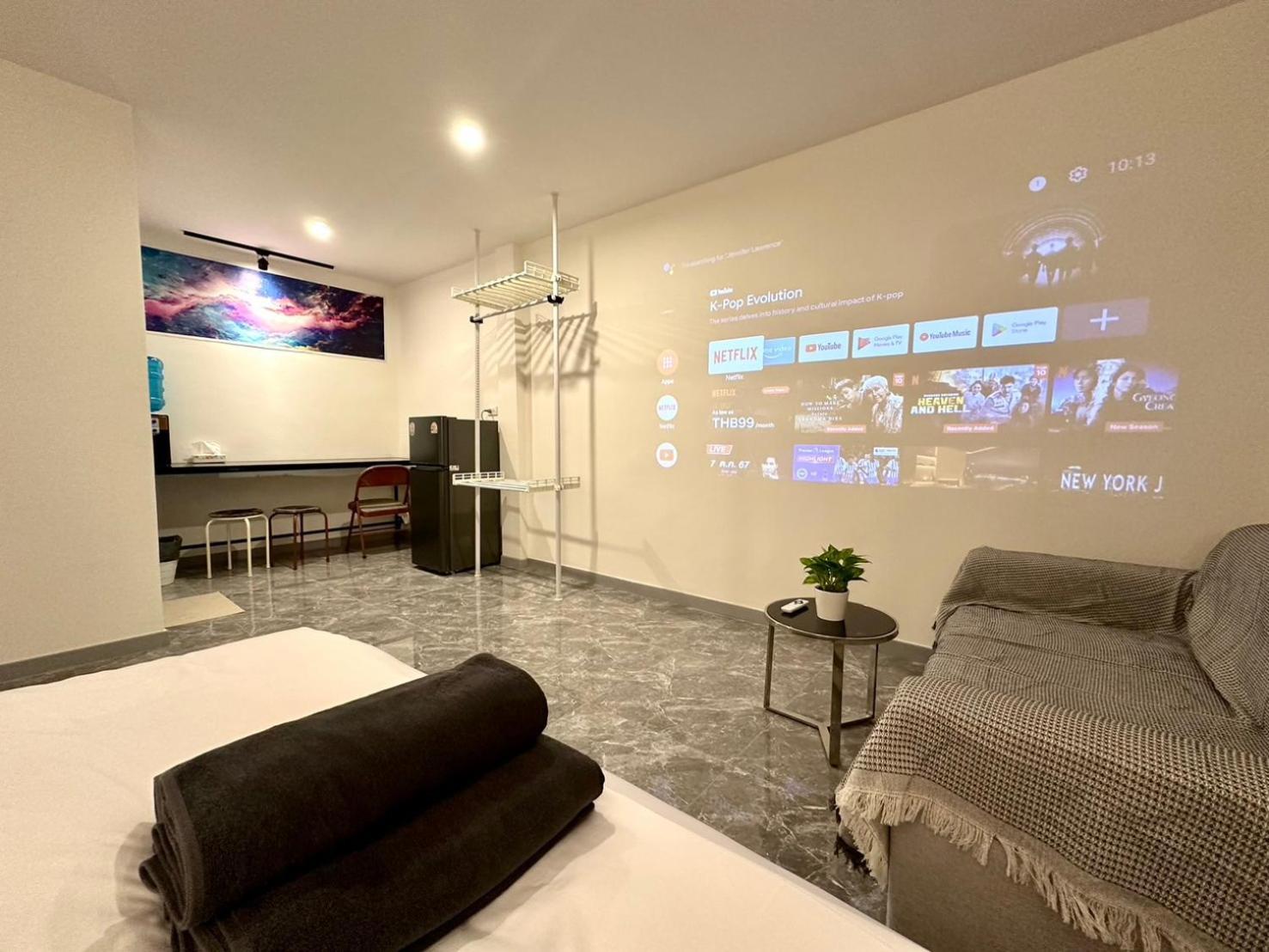 The White Den Chatuchak Albergue