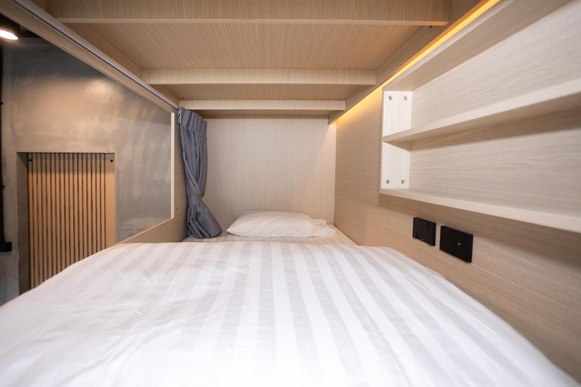 Capsulehotel Dmk Place *