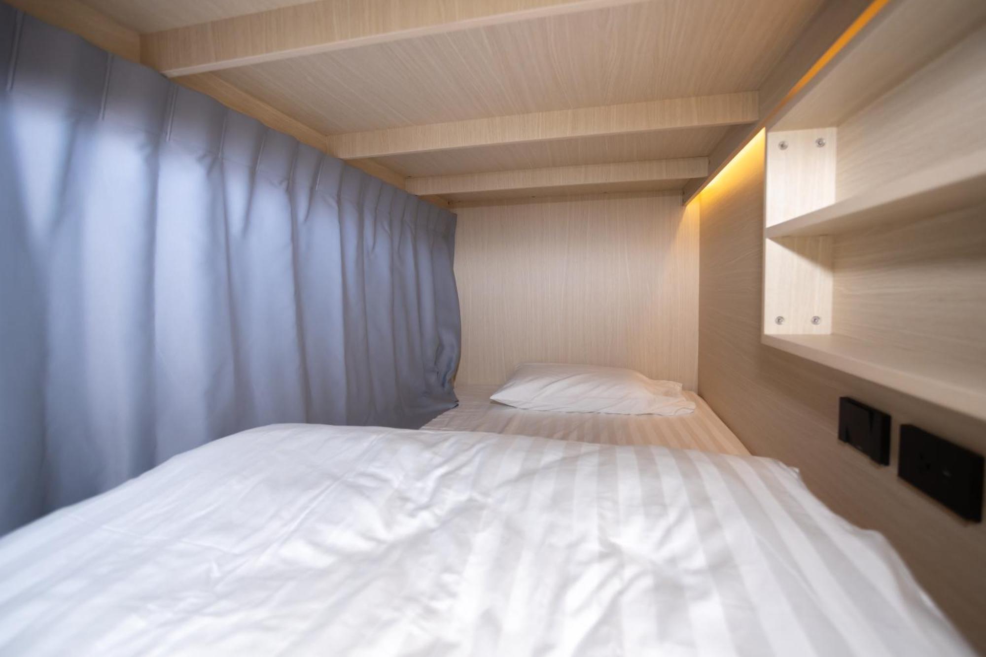 Capsulehotel Dmk Place *