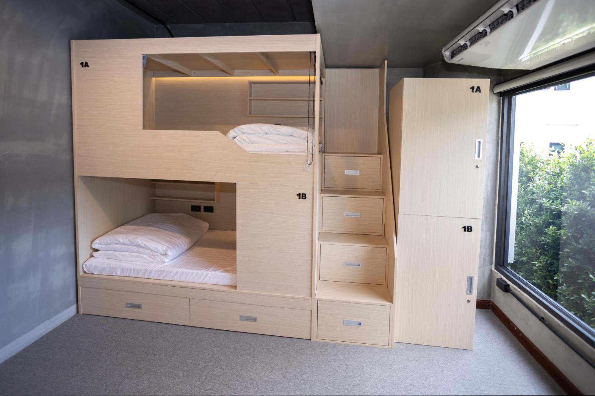 Capsulehotel Dmk Place *