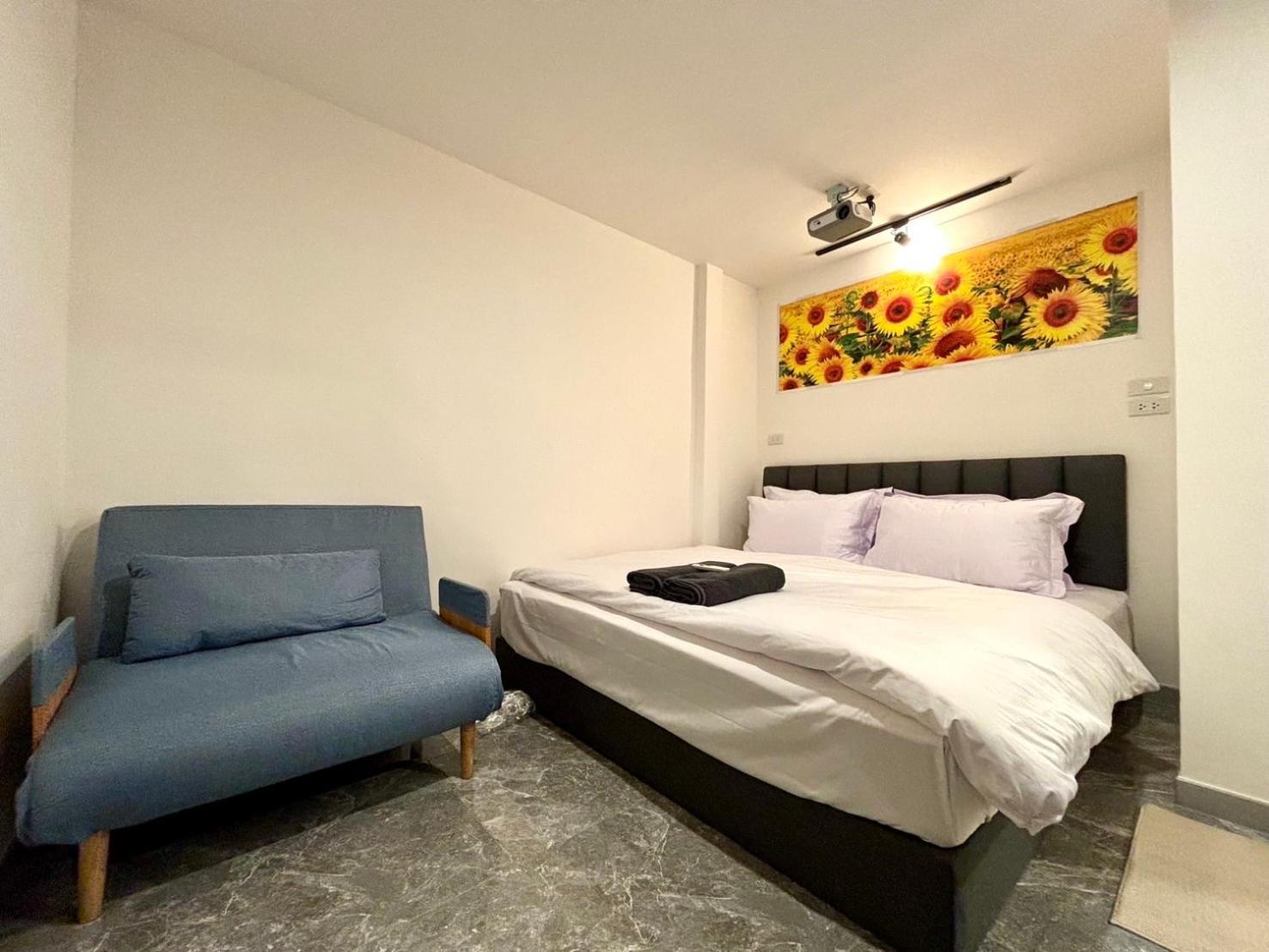 The White Den Chatuchak Albergue