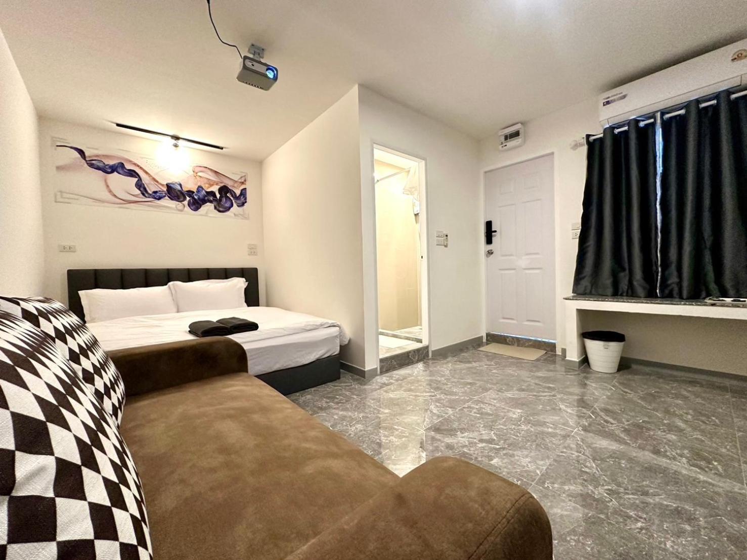 The White Den Chatuchak Albergue