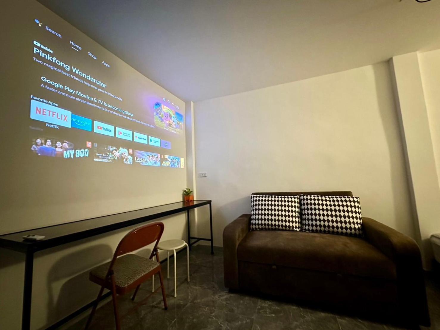 The White Den Chatuchak Albergue