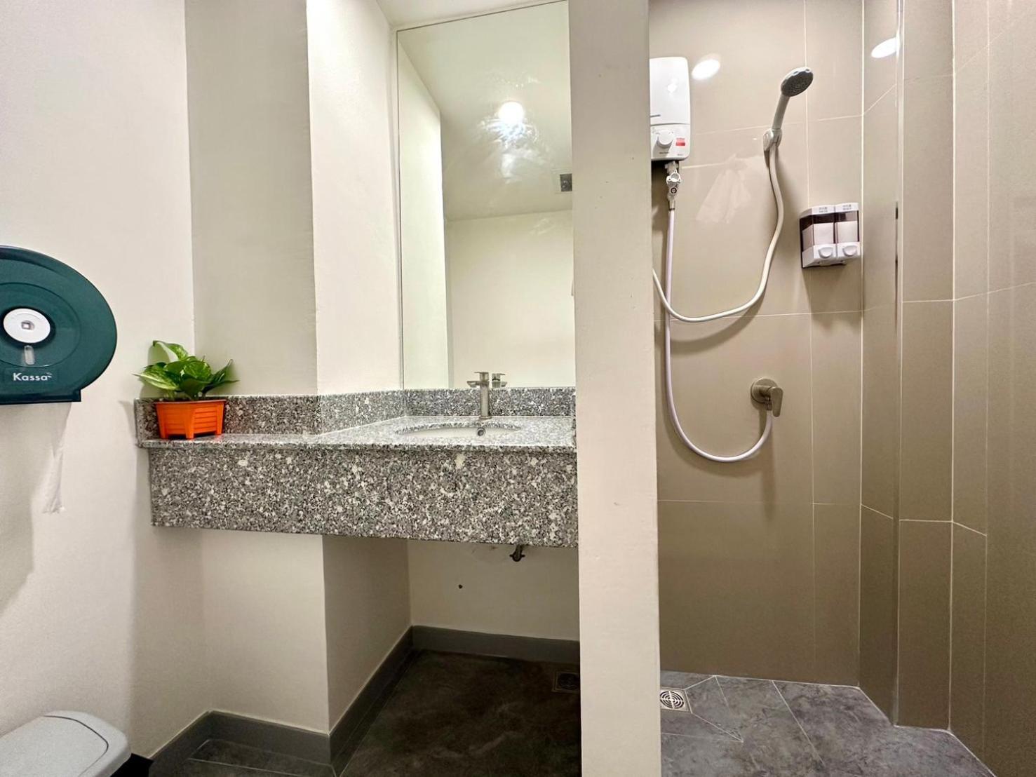 The White Den Chatuchak Albergue Banguecoque