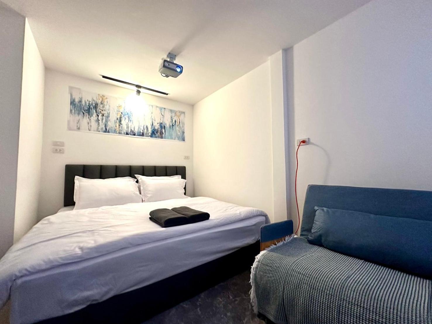 The White Den Chatuchak Albergue