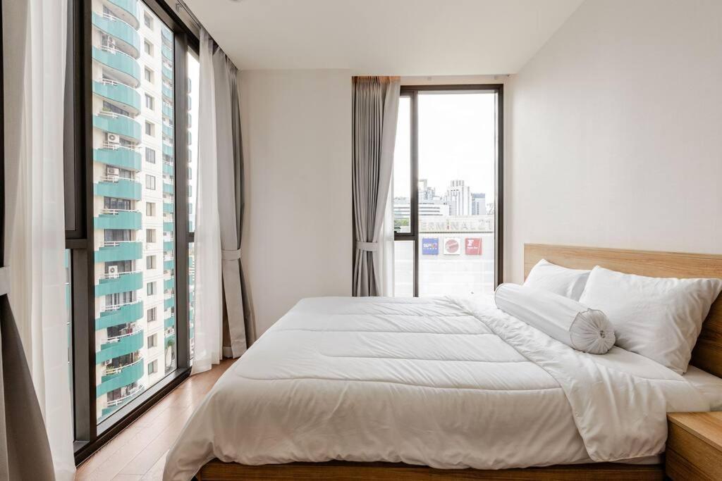 Pet Friendly Modern Nest Asoke Apartment Bangkok