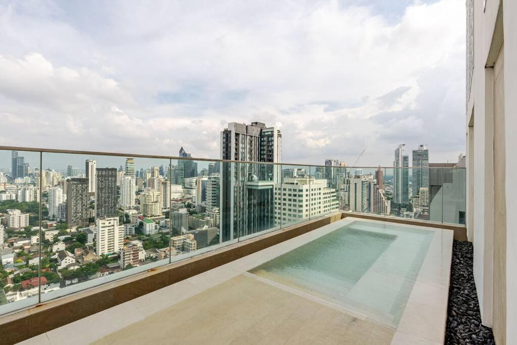 Pet Friendly Modern Nest Asoke Apartment Bangkok