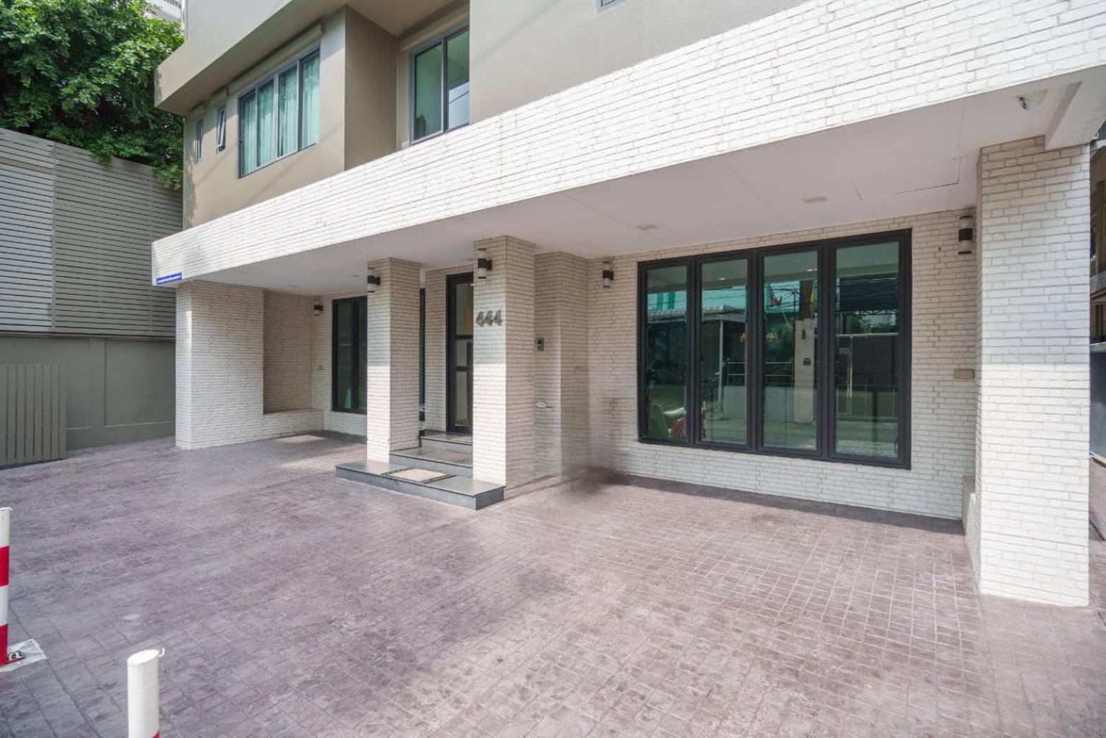 Triple Four Apartment *