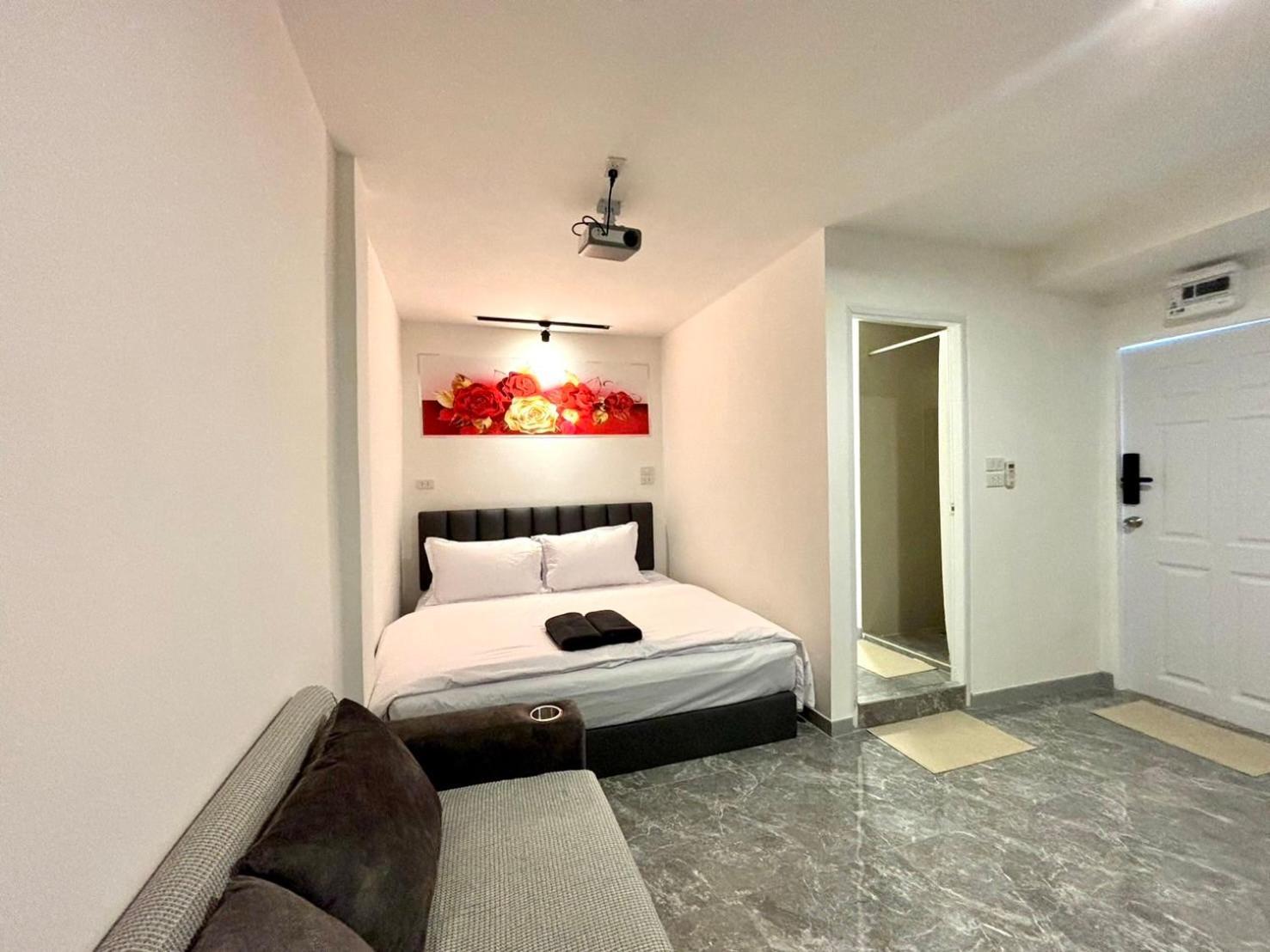 The White Den Chatuchak Albergue