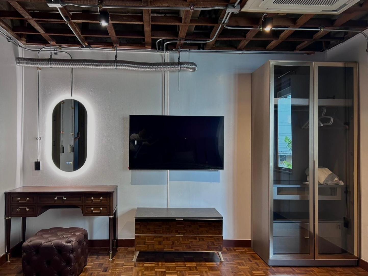 Apartment Brown Brick Thonglor - Blue Blueberry *