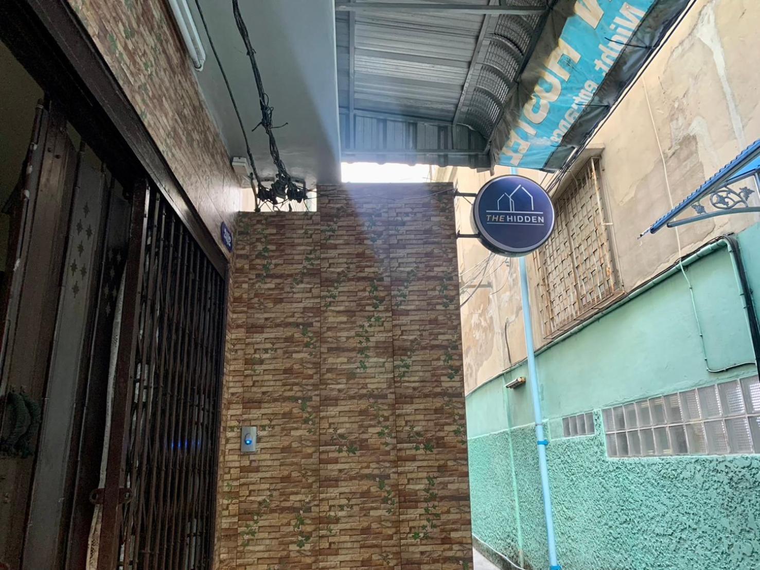 X The Hidden Giant Swing Apartment *