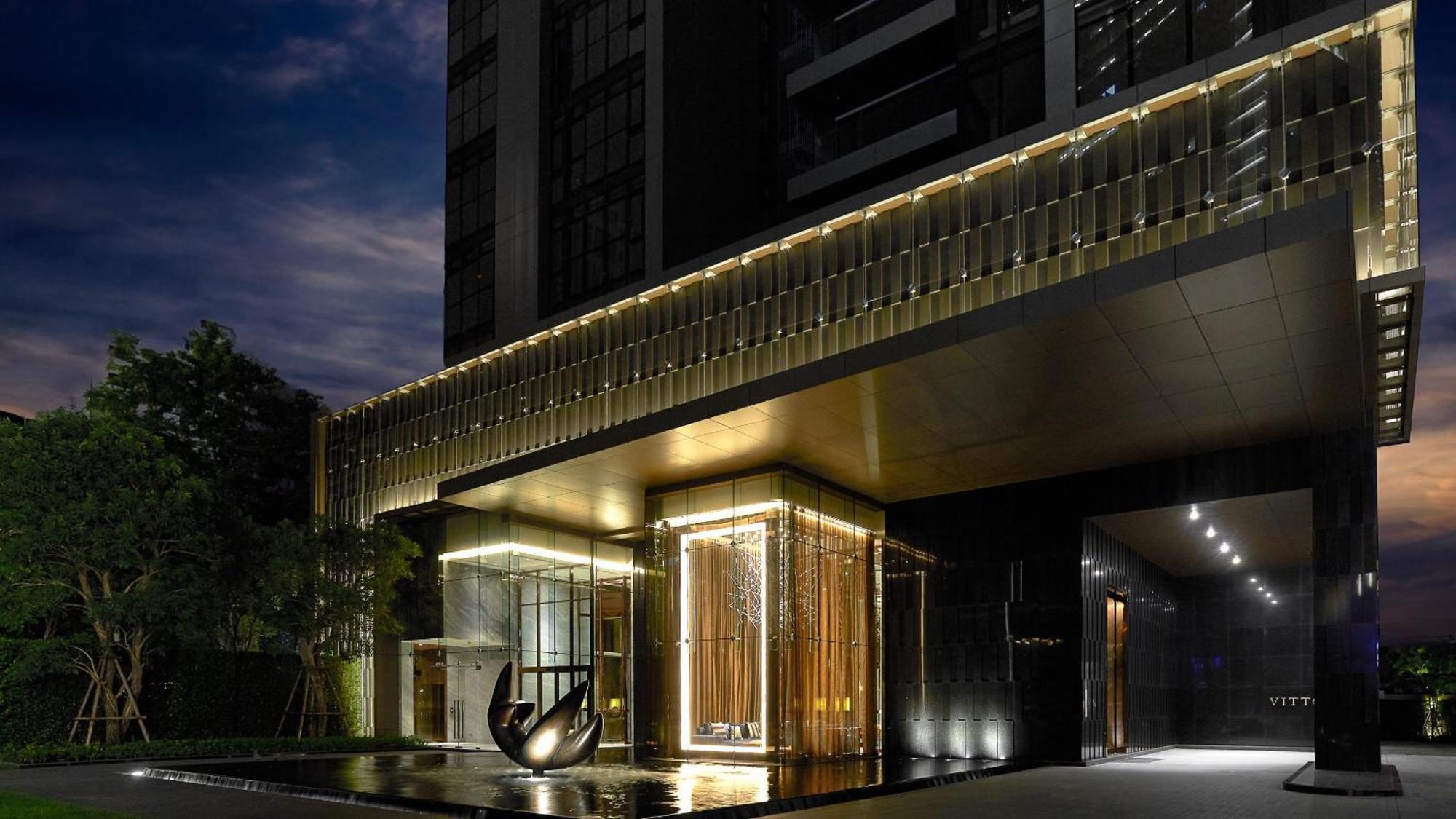 Ultra Luxury Large Central Phrom Phong 2 Beds Sky Pool Apartemen