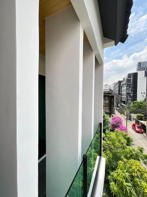 Ferienhaus New Stylish Modern 4br 12pax 200m Bts Phrakhanong *