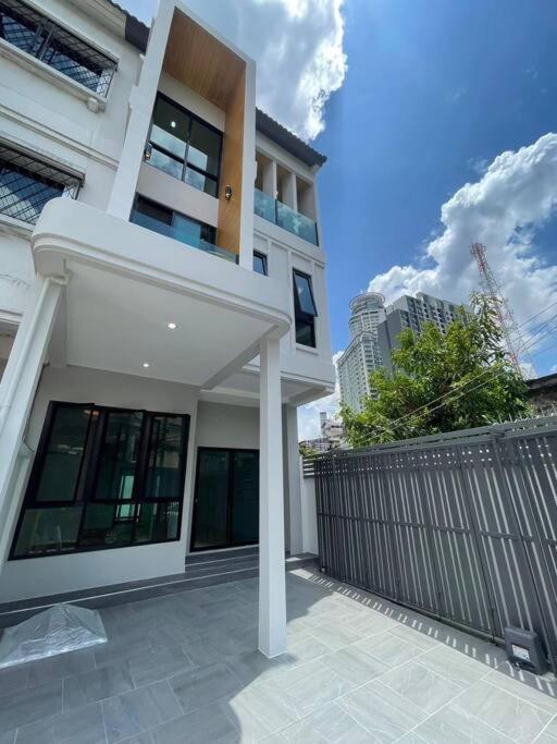 New Stylish Modern 4br 12pax 200m Bts Phrakhanong Ferienhaus