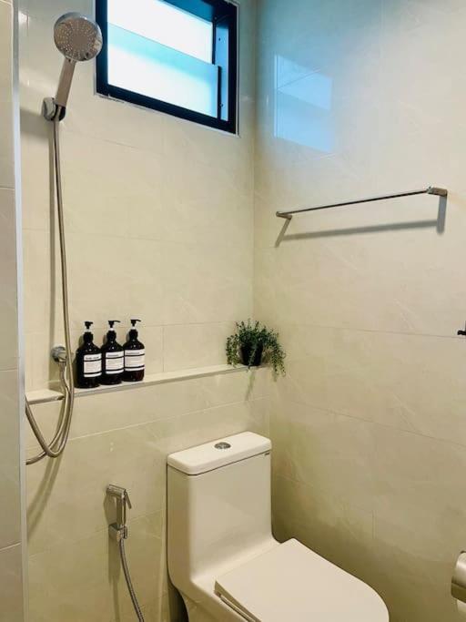 Ferienhaus New Stylish Modern 4br 12pax 200m Bts Phrakhanong Bangkok