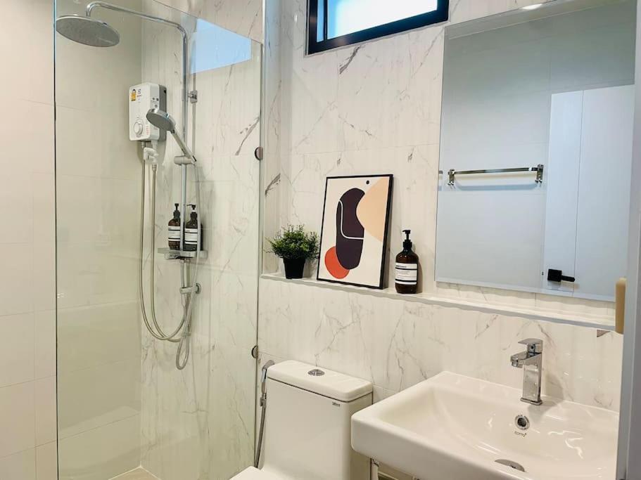 New Stylish Modern 4br 12pax 200m Bts Phrakhanong Ferienhaus Bangkok