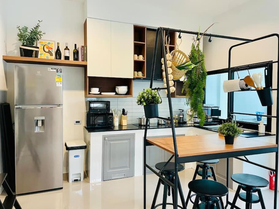 Ferienhaus New Stylish Modern 4br 12pax 200m Bts Phrakhanong