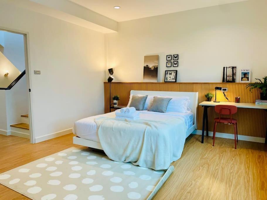 Ferienhaus New Stylish Modern 4br 12pax 200m Bts Phrakhanong