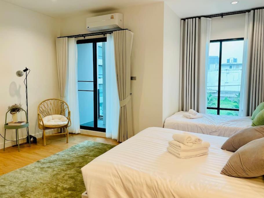 Ferienhaus New Stylish Modern 4br 12pax 200m Bts Phrakhanong