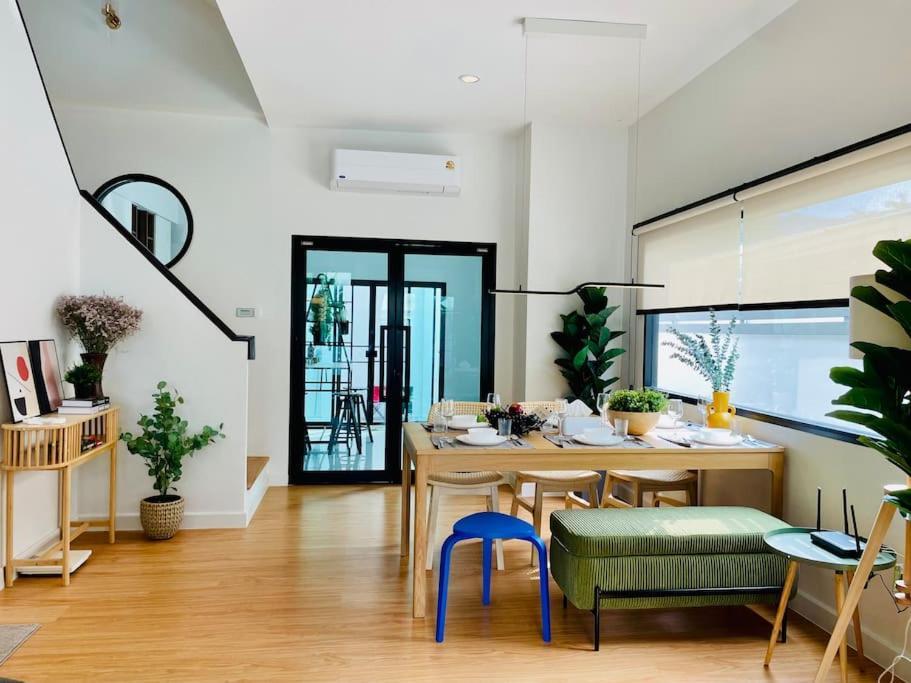 Ferienhaus New Stylish Modern 4br 12pax 200m Bts Phrakhanong *