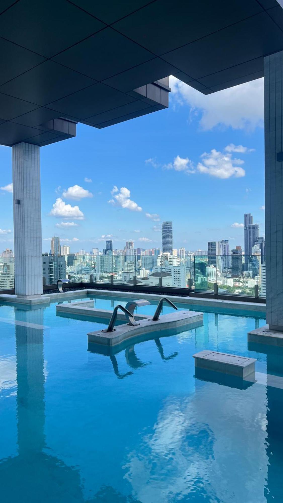 Ultra Luxury Large Central Phrom Phong 2 Beds Sky Pool Apartment Bangkok