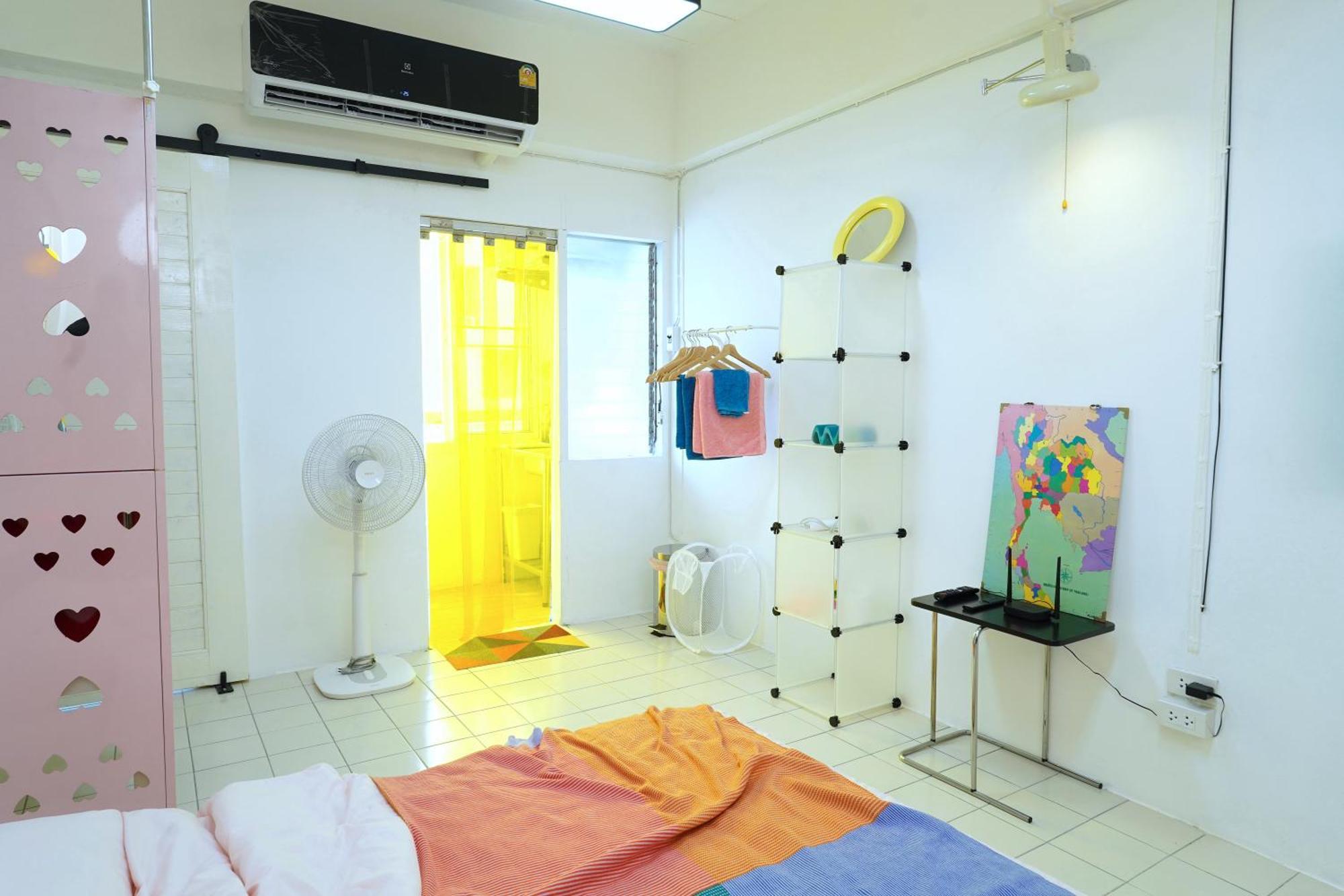 Modern Art - Lat Phrao Near Mrt Mahat Thai * Bangkok